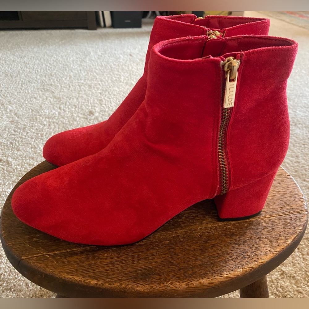 EUC, ILLUDE Low Heel Ankle Boot w/ Dual Zip, Round Almond Toe, Fiery Red, Sz 9